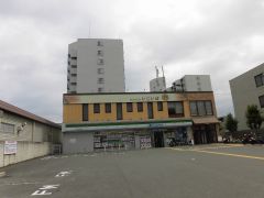 ファミリーマート伏見出羽屋敷店まで約32ｍ